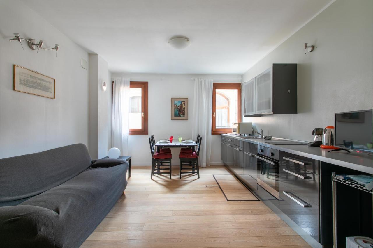 Venice Lance With Lift, 2 Minutes Walk From The Train Station Extérieur photo